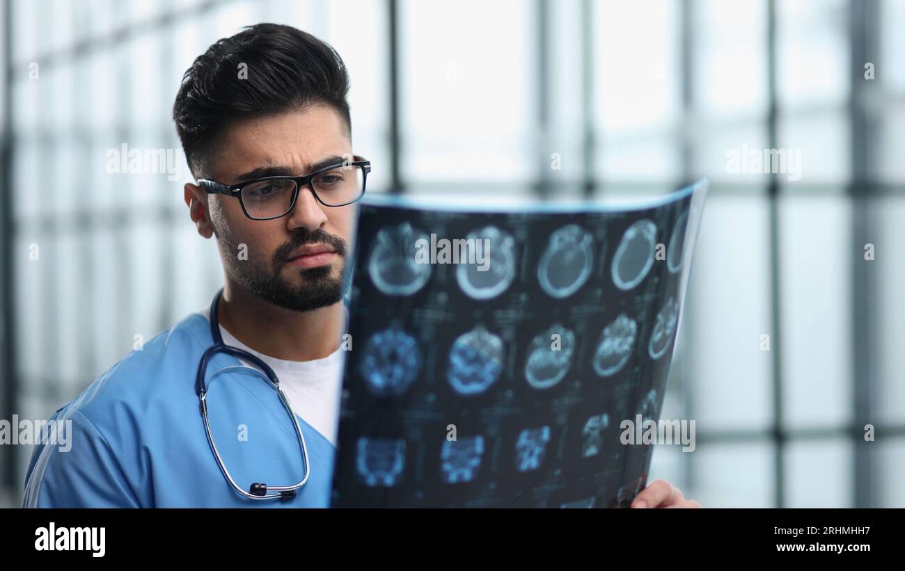 Diagnosi di malattia del cervello con medico vedendo la risonanza magnetica Imaging Foto Stock