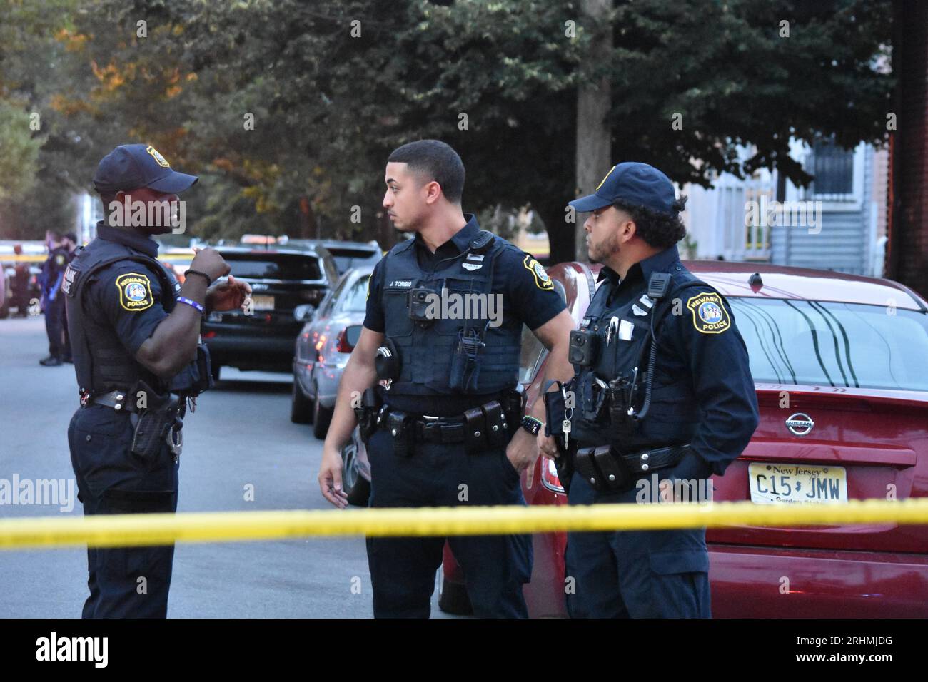Newark, Stati Uniti. 17 agosto 2023. Polizia di Newark sulla scena dell'incidente. Gli occupanti di due veicoli si sparavano l'uno contro l'altro. I proiettili colpirono un uomo e il maschio fu dichiarato morto. Il maschio e' stato trovato accanto a un veicolo con dei fori di proiettile. Altri sono stati colpiti da colpi d'arma da fuoco, anche se non è stato ufficialmente confermato in questo momento. La scena del crimine si è verificata tra la South 20th Street e la 18th Avenue. L'ufficio del procuratore della contea di Essex sta indagando. Credito: SOPA Images Limited/Alamy Live News Foto Stock