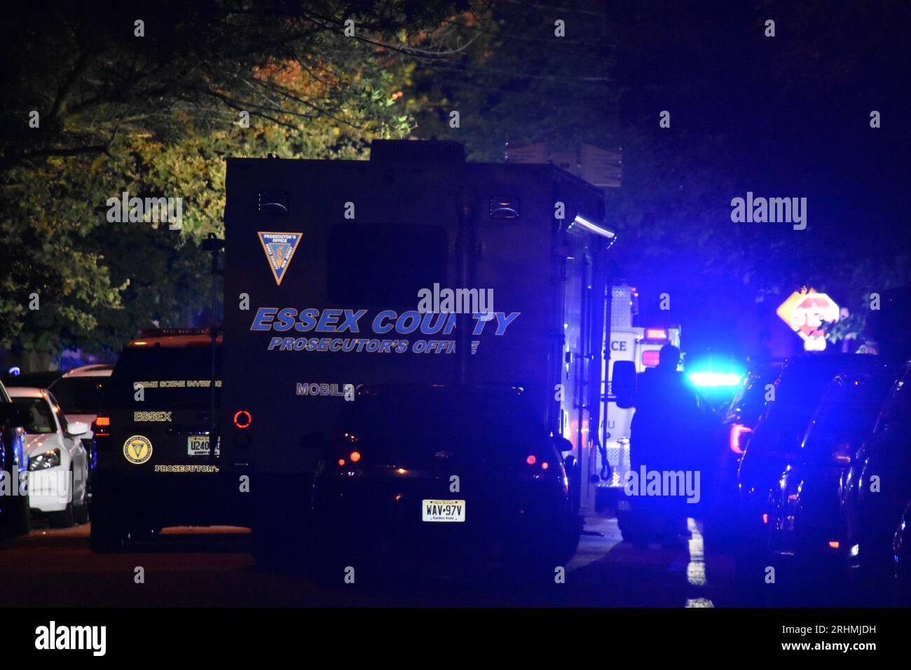 Newark, Stati Uniti. 17 agosto 2023. Ufficio del procuratore della contea di Essex e polizia di Newark sulla scena del crimine. Gli occupanti di due veicoli si sparavano l'uno contro l'altro. I proiettili colpirono un uomo e il maschio fu dichiarato morto. Il maschio e' stato trovato accanto a un veicolo con dei fori di proiettile. Altri sono stati colpiti da colpi d'arma da fuoco, anche se non è stato ufficialmente confermato in questo momento. La scena del crimine si è verificata tra la South 20th Street e la 18th Avenue. L'ufficio del procuratore della contea di Essex sta indagando. Credito: SOPA Images Limited/Alamy Live News Foto Stock
