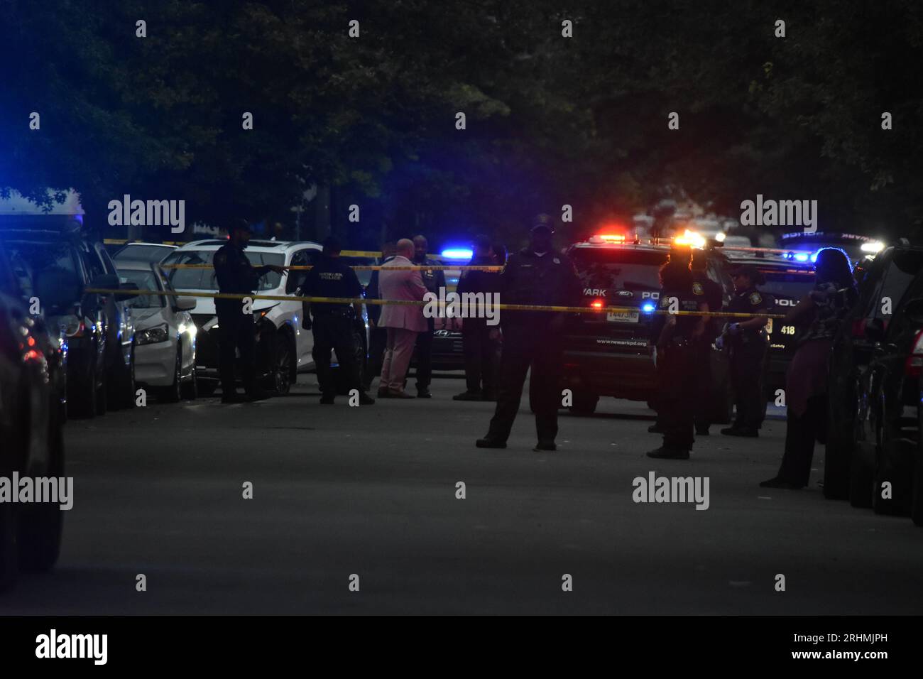 Newark, Stati Uniti. 17 agosto 2023. I cordoni della polizia sono fuori dalla zona e la polizia di Newark è presente sulla scena del crimine. Gli occupanti di due veicoli si sparavano l'uno contro l'altro. I proiettili colpirono un uomo e il maschio fu dichiarato morto. Il maschio e' stato trovato accanto a un veicolo con dei fori di proiettile. Altri sono stati colpiti da colpi d'arma da fuoco, anche se non è stato ufficialmente confermato in questo momento. La scena del crimine si è verificata tra la South 20th Street e la 18th Avenue. L'ufficio del procuratore della contea di Essex sta indagando. (Foto di Kyle Mazza/SOPA Images/Sipa USA) credito: SIPA USA/Alamy Live News Foto Stock