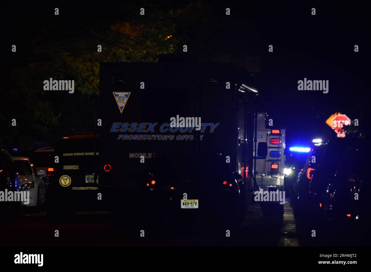 Newark, Stati Uniti. 17 agosto 2023. Ufficio del procuratore della contea di Essex e polizia di Newark sulla scena del crimine. Gli occupanti di due veicoli si sparavano l'uno contro l'altro. I proiettili colpirono un uomo e il maschio fu dichiarato morto. Il maschio e' stato trovato accanto a un veicolo con dei fori di proiettile. Altri sono stati colpiti da colpi d'arma da fuoco, anche se non è stato ufficialmente confermato in questo momento. La scena del crimine si è verificata tra la South 20th Street e la 18th Avenue. L'ufficio del procuratore della contea di Essex sta indagando. (Foto di Kyle Mazza/SOPA Images/Sipa USA) credito: SIPA USA/Alamy Live News Foto Stock