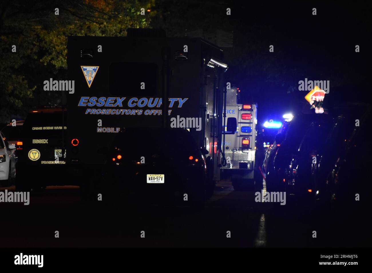Newark, Stati Uniti. 17 agosto 2023. Ufficio del procuratore della contea di Essex e polizia di Newark sulla scena del crimine. Gli occupanti di due veicoli si sparavano l'uno contro l'altro. I proiettili colpirono un uomo e il maschio fu dichiarato morto. Il maschio e' stato trovato accanto a un veicolo con dei fori di proiettile. Altri sono stati colpiti da colpi d'arma da fuoco, anche se non è stato ufficialmente confermato in questo momento. La scena del crimine si è verificata tra la South 20th Street e la 18th Avenue. L'ufficio del procuratore della contea di Essex sta indagando. (Foto di Kyle Mazza/SOPA Images/Sipa USA) credito: SIPA USA/Alamy Live News Foto Stock