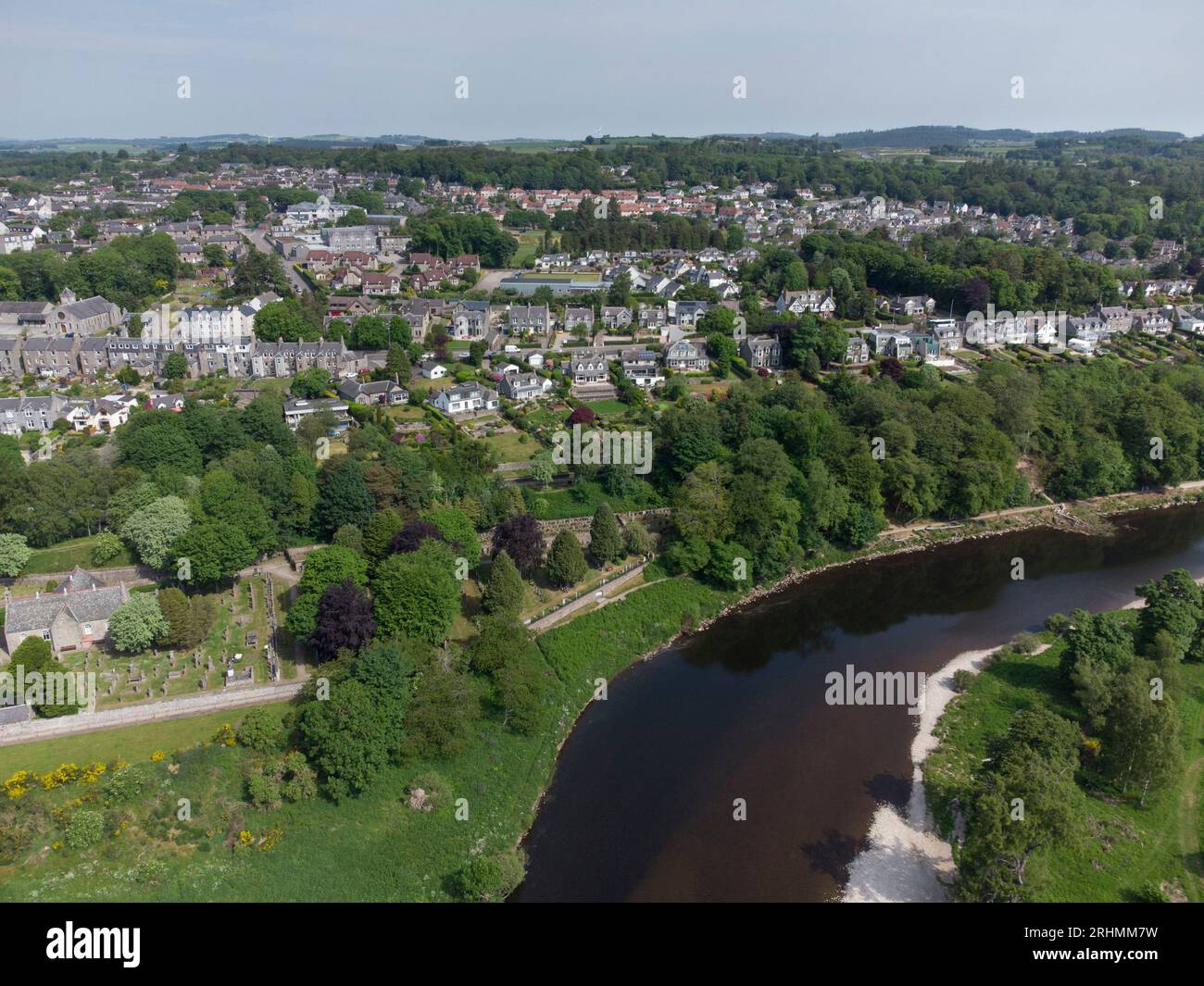 Una vista droni di Peterculter, un sobborgo di Aberdeen, in Scozia, vicino al fiume Dee Foto Stock