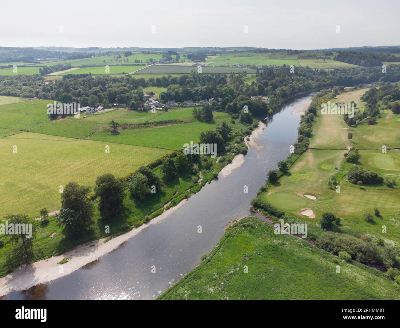 Una vista droni sul fiume Dee a Peterculter Foto Stock