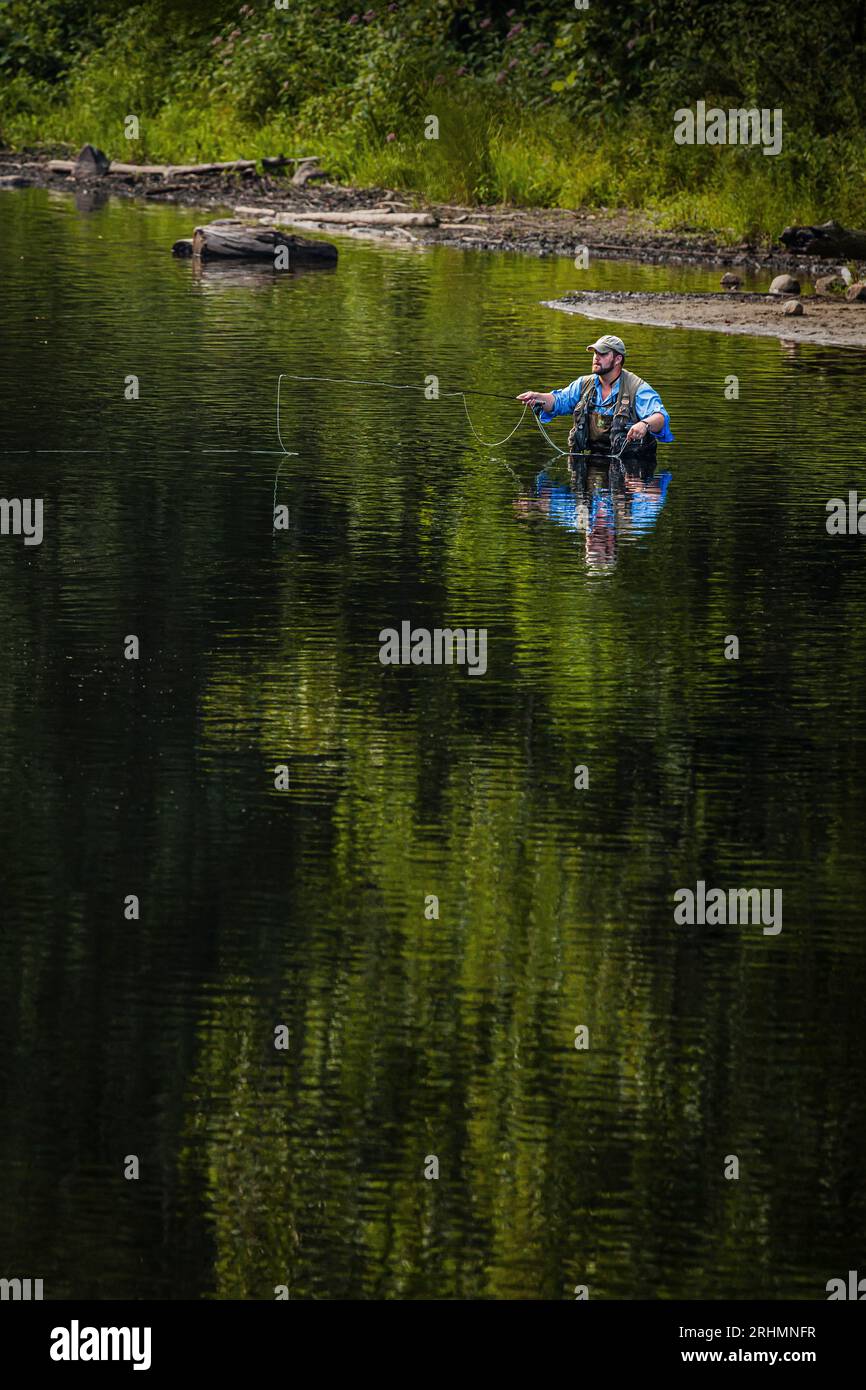 La pesca con la mosca Farmington fiume _ Barkhamsted, Connecticut, Stati Uniti d'America Foto Stock