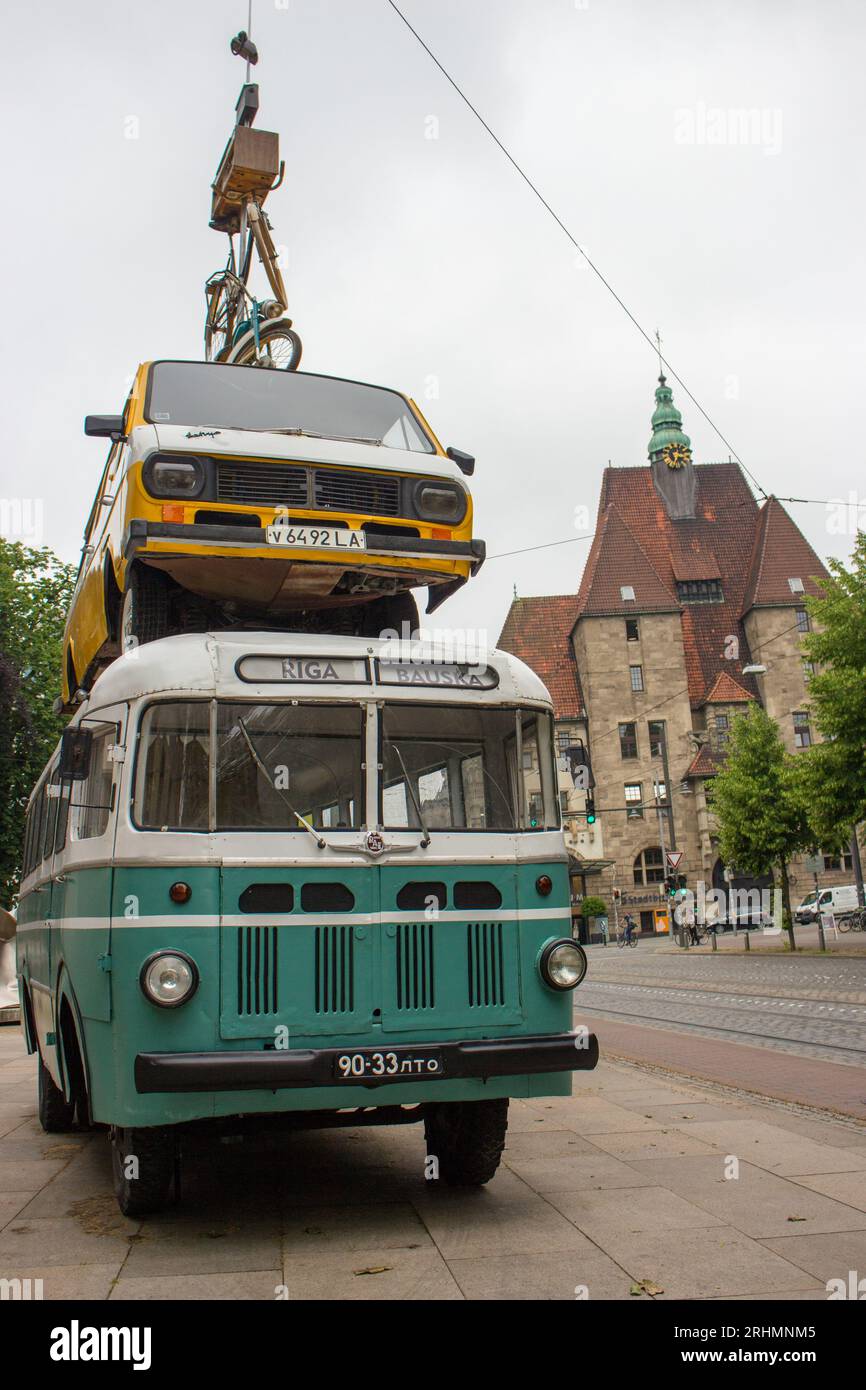 Oggetto d'arte del veicolo della famosa statua animale di Brema a Brema, in Germania. Monumento creativo vicino al Museo d'Arte di Brema. Simboli di Brema. Foto Stock