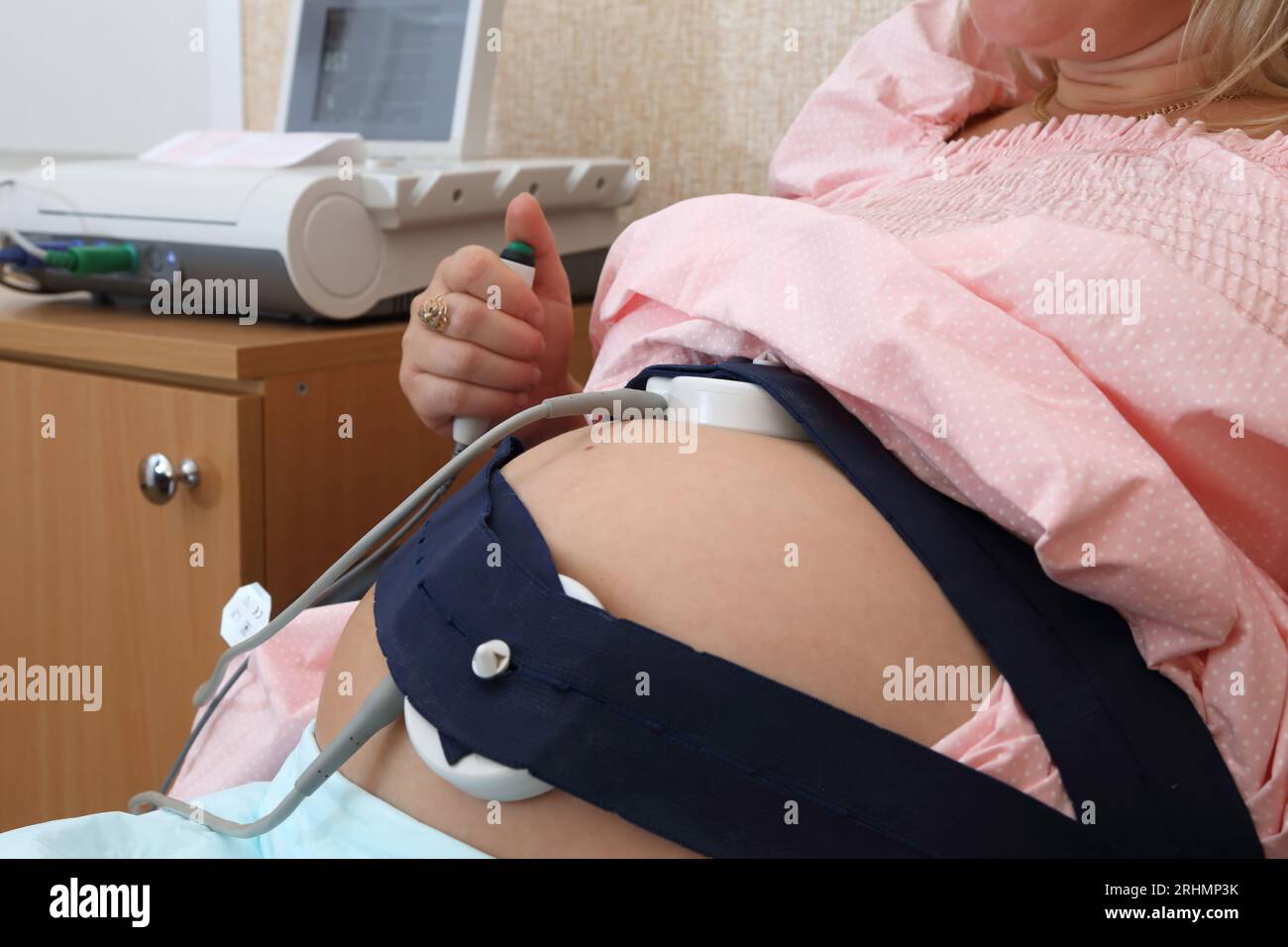 Dispositivo di monitoraggio cardiaco fetale per donne in gravidanza. Monitoraggio cardiaco in gravidanza. Test STV. Monitor cardiaco fetale nelle donne in gravidanza. Cardiogra fetale Foto Stock