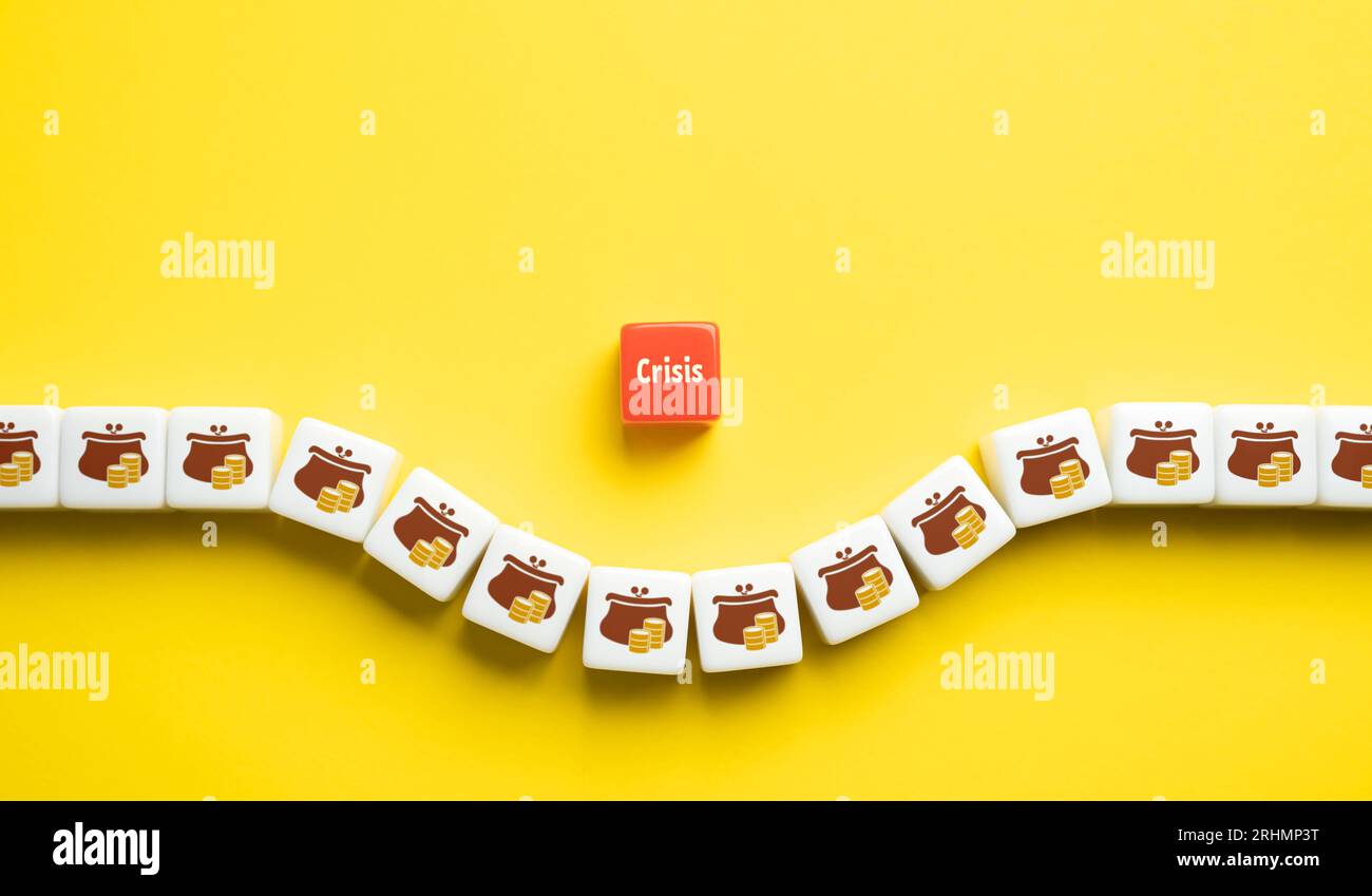 Evitare crisi e rischi inflazionistici, risparmiare risparmi e capitale. Il crollo del valore degli asset. Scarsa pianificazione finanziaria. Taglio di elementi di serraggio. Breve Foto Stock