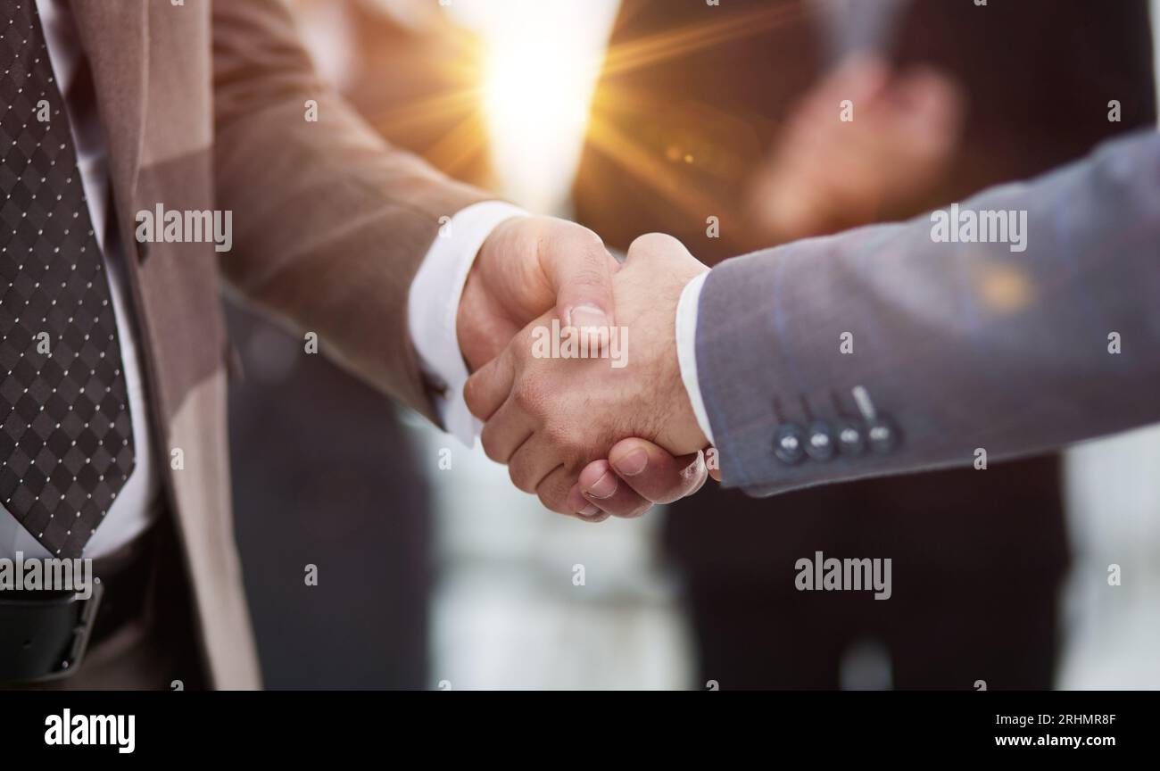 Piacere di conoscervi. Primo piano di due giovani uomini d'affari che stringono la mano Foto Stock