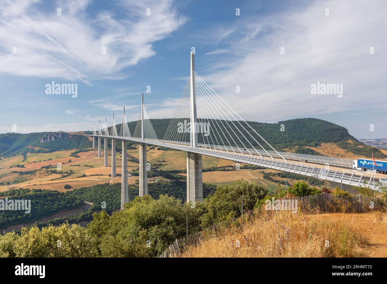 Il viadotto di Millau è un ponte strallato multicampata completato nel 2004 attraverso la valle della gola del Tarn vicino a Millau nel dipartimento di Aveyron in t Foto Stock