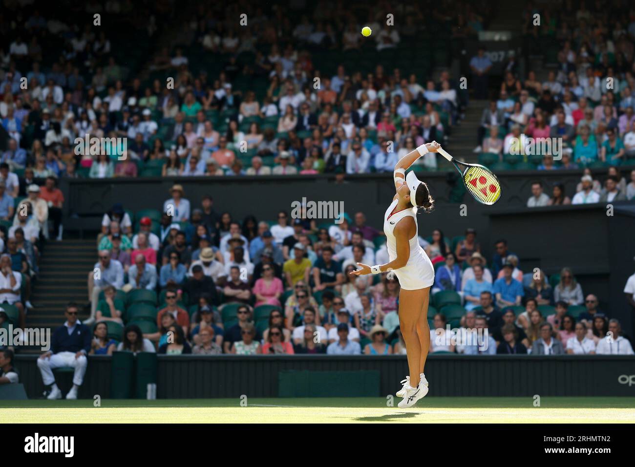 La tennista Belinda Bencic (sui) in azione ai Campionati di Wimbledon 2023, All England Lawn Tennis and Croquet Club, Londra, Inghilterra. Foto Stock