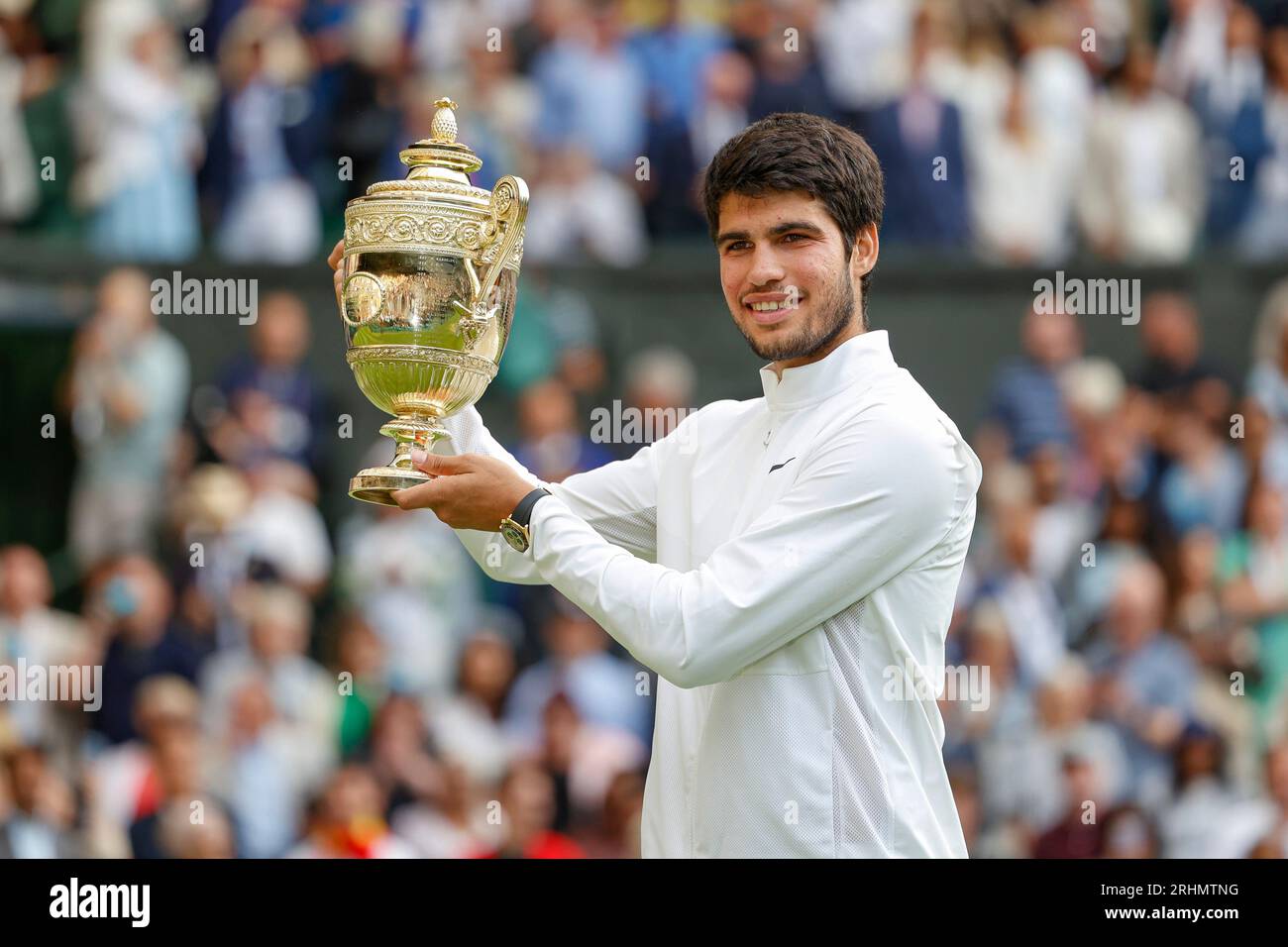 Il tennista spagnolo Carlos Alcaraz (ESP) che detiene il trofeo del campionato dopo aver vinto la finale di singolare maschile dei Campionati di Wimbledon 2023 , Foto Stock