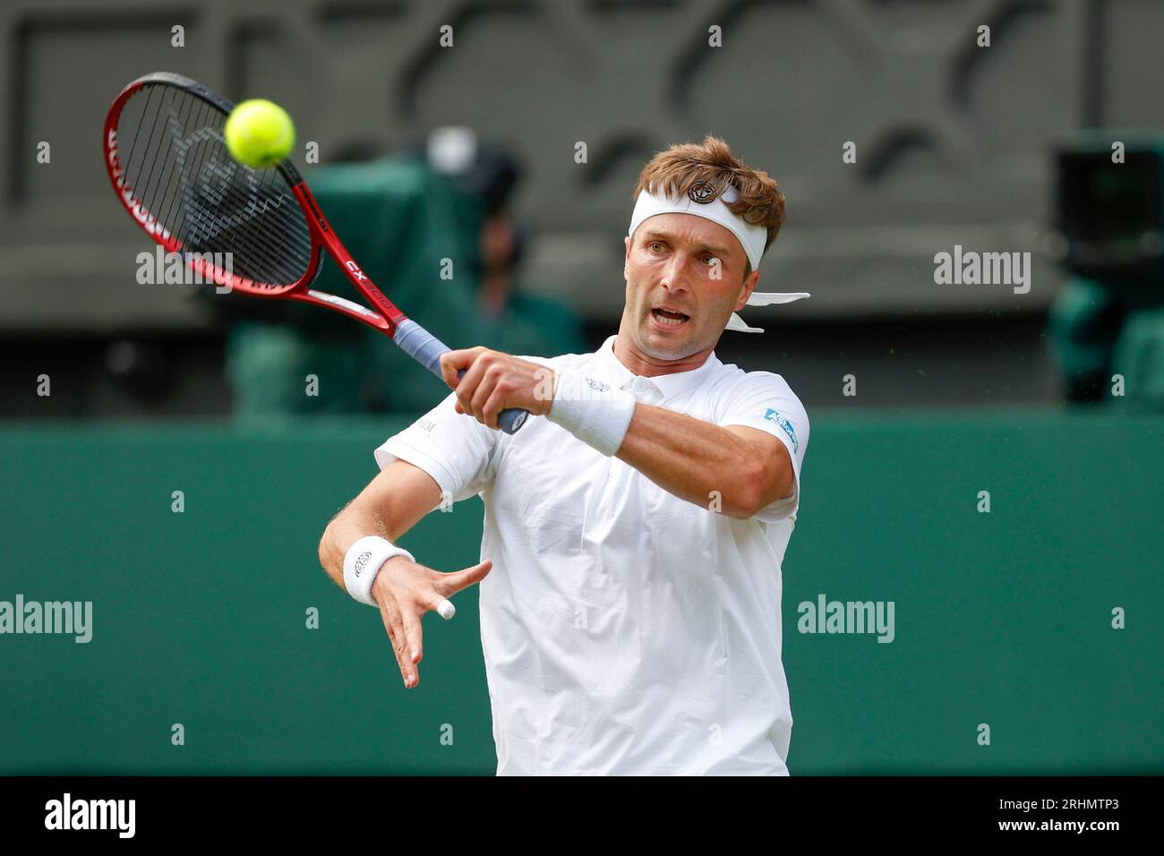 Il tennista Liam Broady (GBR) in azione ai Campionati di Wimbledon 2023, All England Lawn Tennis and Croquet Club, Londra, Inghilterra. Foto Stock