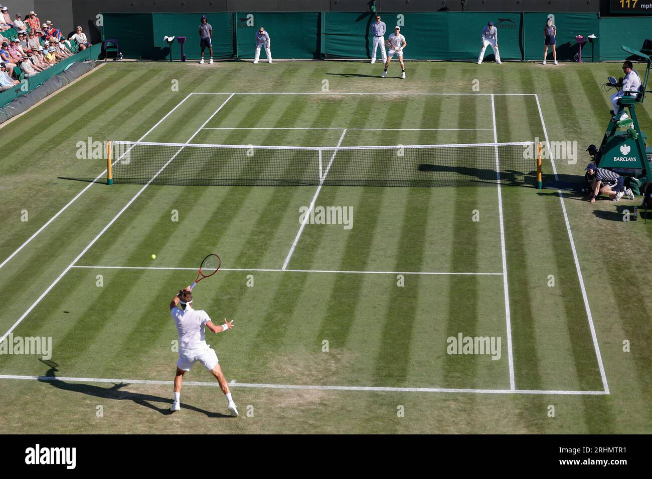 Il tennista Liam Broady (GBR) vs. Denis Shapovalov (CAN) in azione ai Campionati di Wimbledon 2023, All England Lawn Tennis and Croquet Club, Lon Foto Stock
