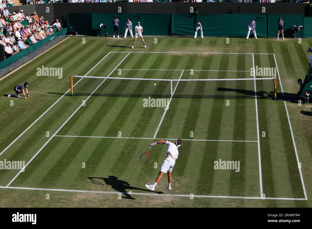 Il tennista Liam Broady (GBR) vs. Denis Shapovalov (CAN) in azione ai Campionati di Wimbledon 2023, All England Lawn Tennis and Croquet Club, Lon Foto Stock