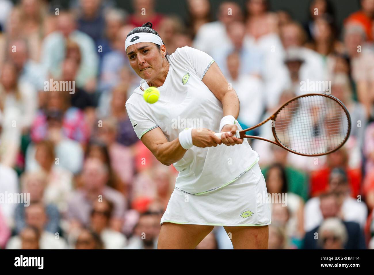 Tennista Ons Jabeur (TUN) in azione ai Campionati di Wimbledon 2023, All England Lawn Tennis and Croquet Club, Londra, Inghilterra. Foto Stock