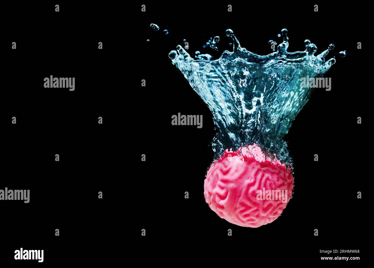Primo piano di un modello cerebrale umano sommerso dall'acqua con schizzi su sfondo nero. Foto Stock