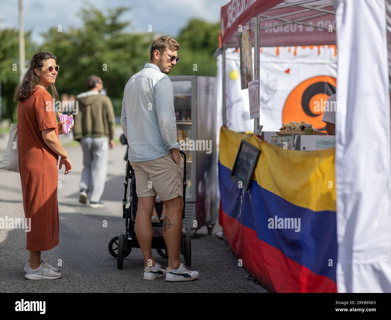 Il mercato internazionale del cibo di strada durante il festival di agosto 2023. Il festival di agosto è un evento annuale che si tiene a Norrköping, in Svezia. Foto Stock