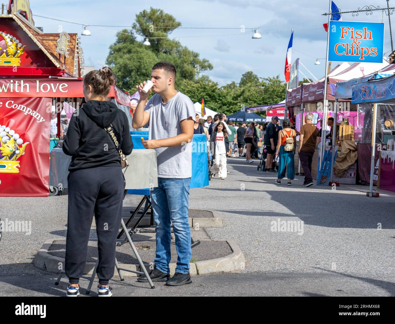 Il mercato internazionale del cibo di strada durante il festival di agosto 2023. Il festival di agosto è un evento annuale che si tiene a Norrköping, in Svezia. Foto Stock