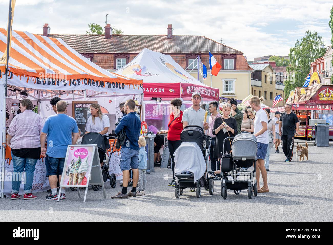 Il mercato internazionale del cibo di strada durante il festival di agosto 2023. Il festival di agosto è un evento annuale che si tiene a Norrköping, in Svezia. Foto Stock