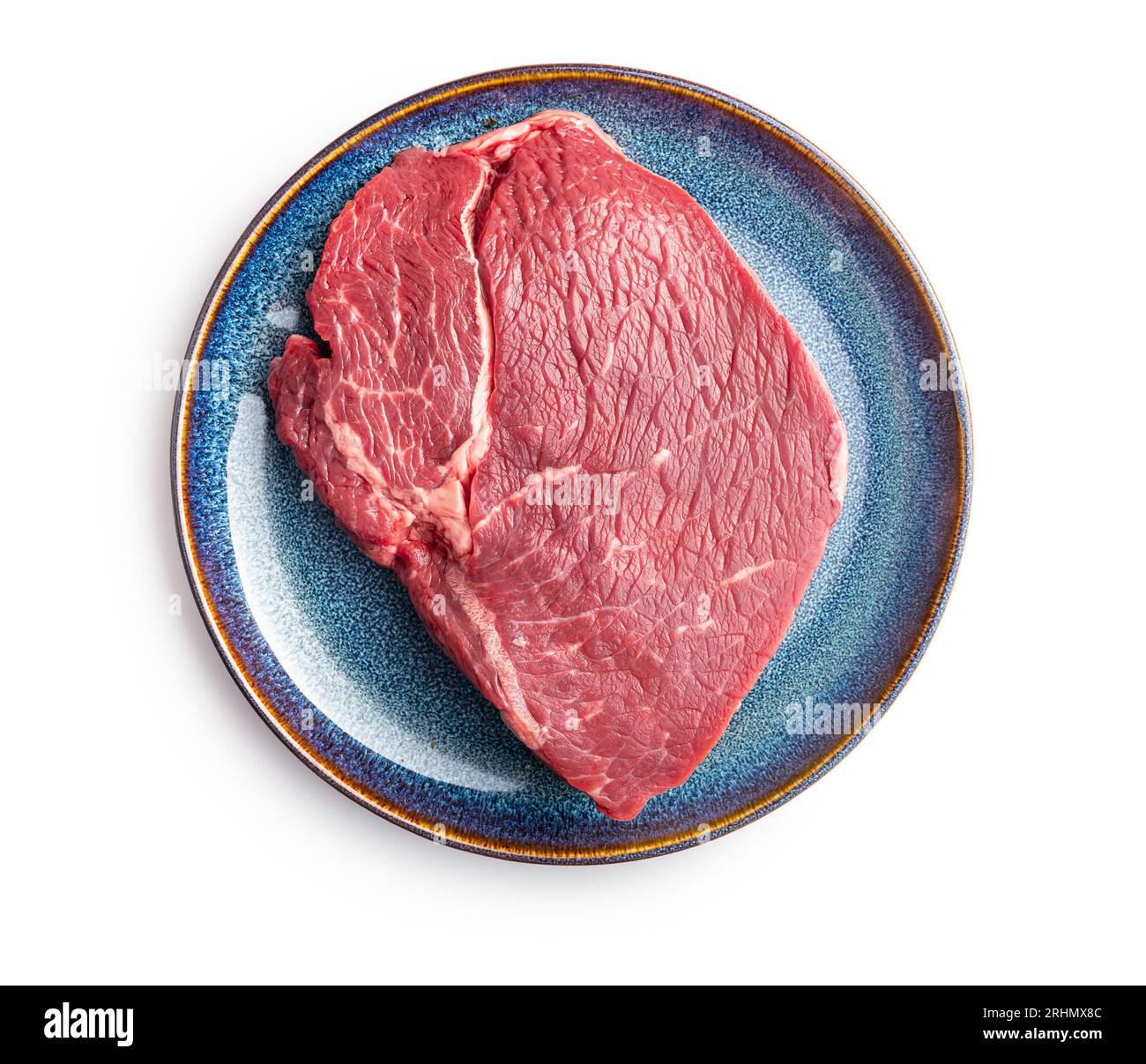 Filetto crudo di carne di manzo su piatto isolato sullo sfondo bianco. Foto Stock