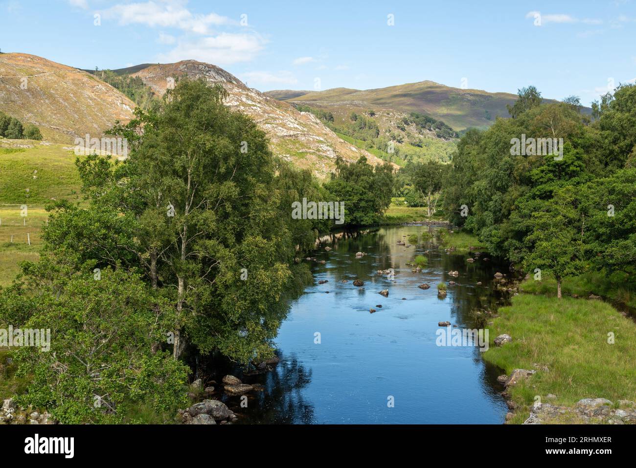 Il fiume Cannich e il bosco autoctono a Glen Cannich Foto Stock