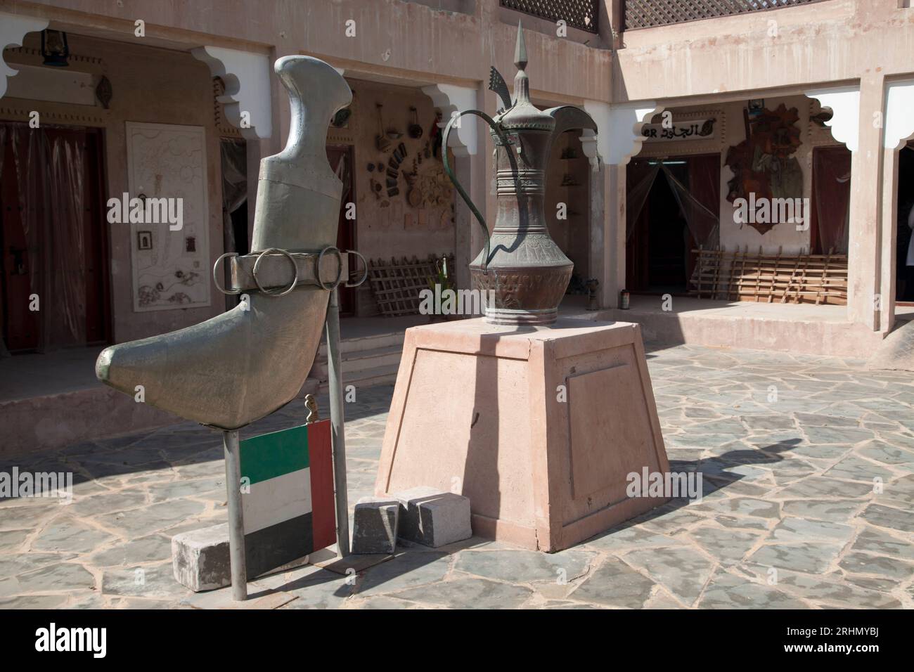 Emirati Arabi Uniti, Abu Dhabi, Heritage Village, statua di Khanjar e statua della caffettiera. Foto Stock