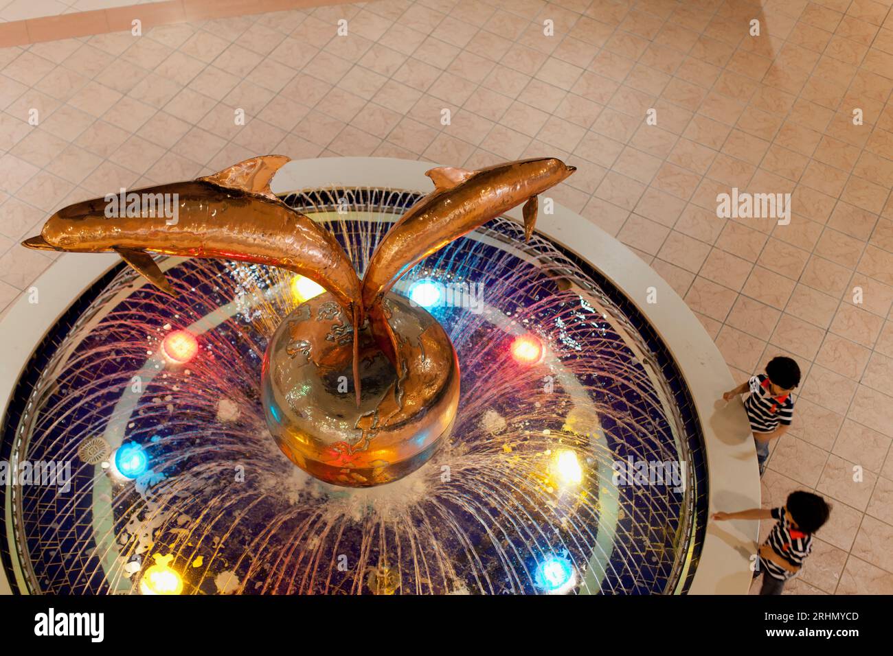 Emirati Arabi Uniti, Abu Dhabi, fontana dei Delfini in Marina Mall. Foto Stock