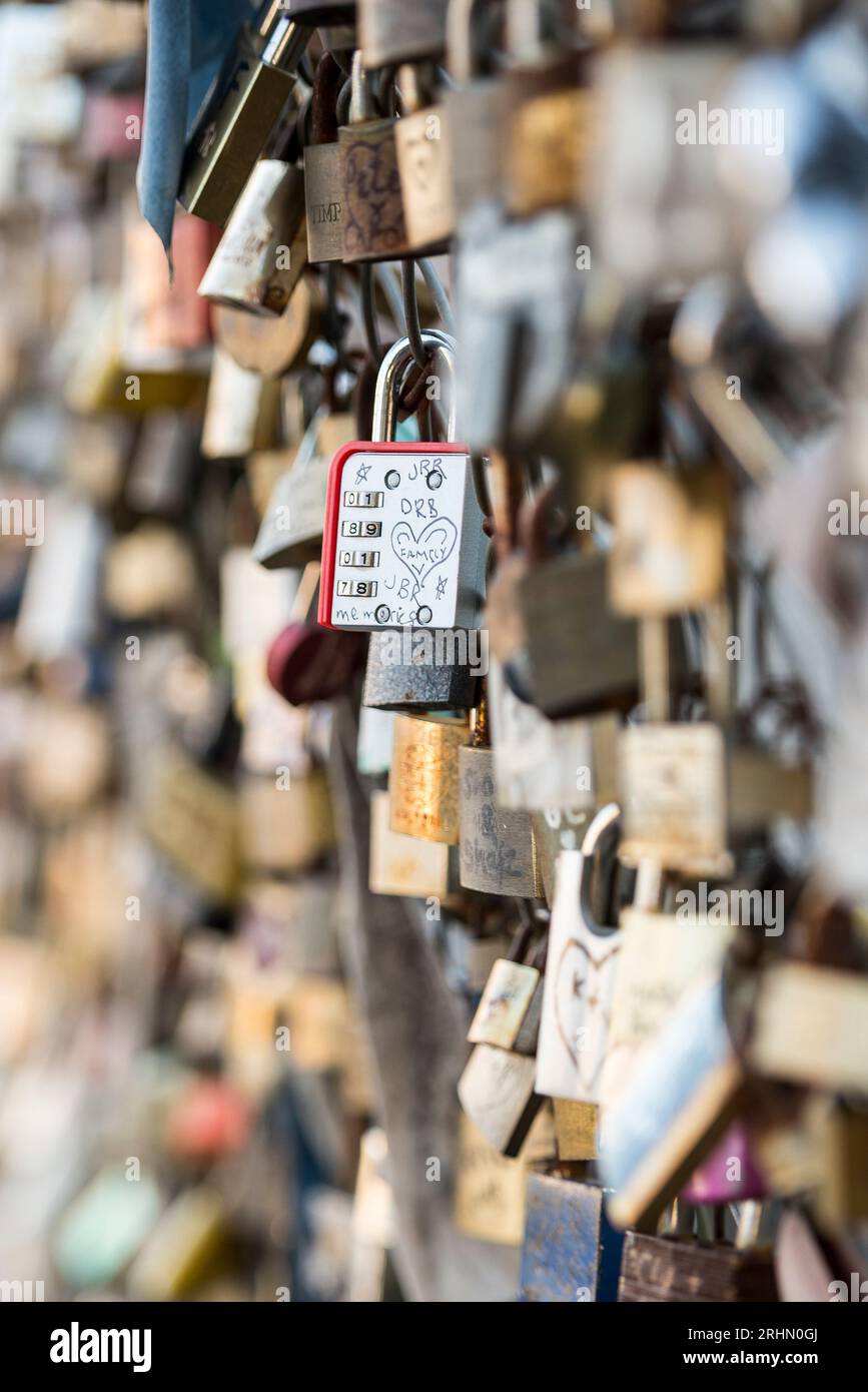 Poco profonda profondità di campo primo piano di serrature d'amore a Shoreditch, Londra, che mostrano lucchetti incisi come simbolo di romanticismo. Foto Stock
