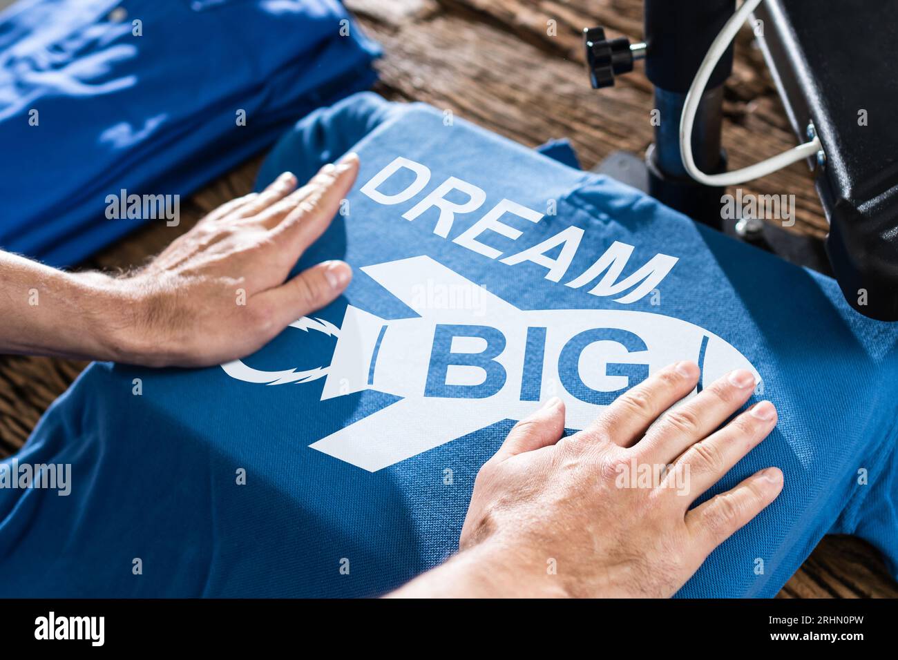 L'uomo Stampa su T Shirt in officina Foto Stock