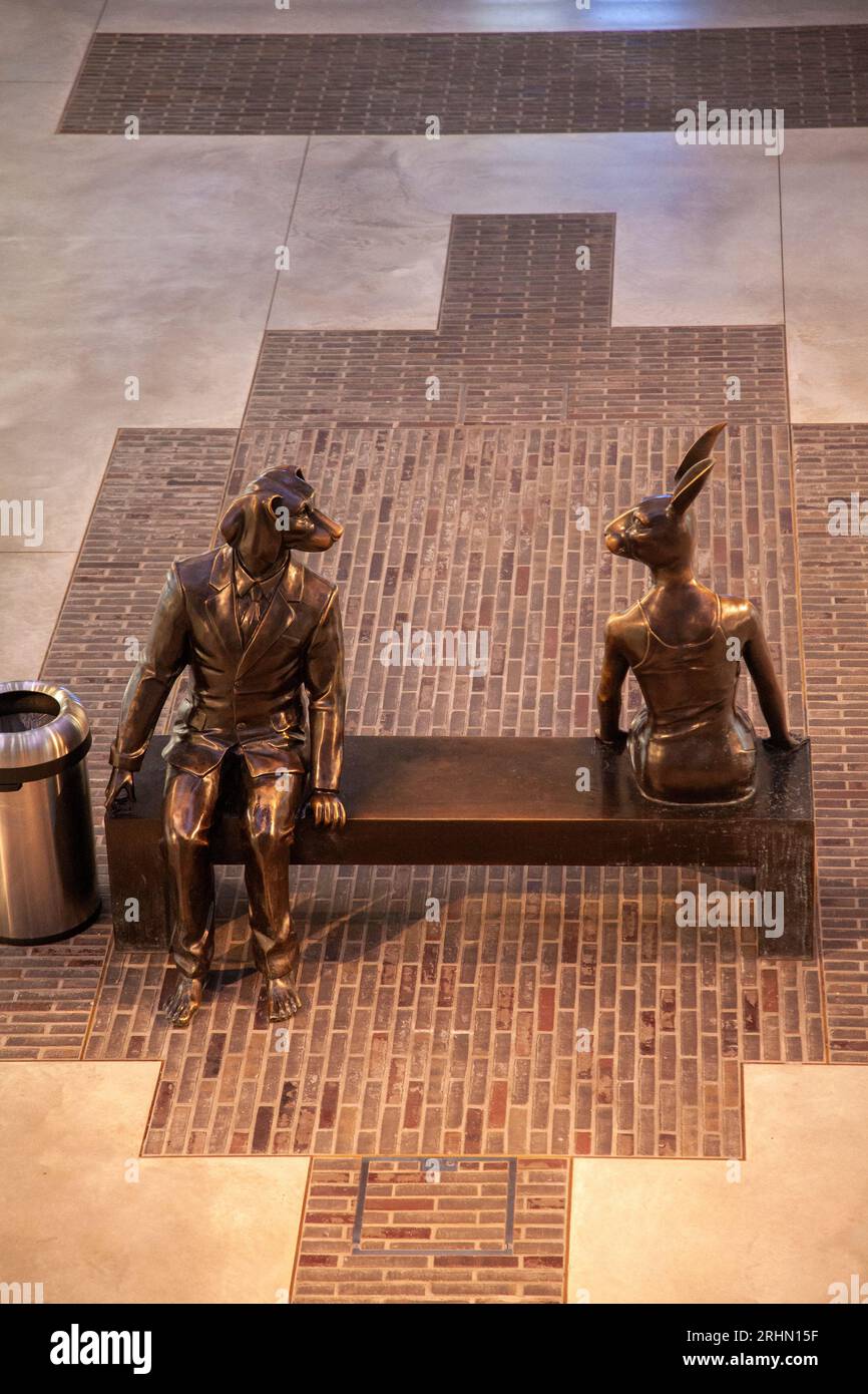 All'interno del centro commerciale Battersea Power Station Mall, Friendship Bench Bronze Sculpture di Gillie e Marc - Londra Regno Unito Foto Stock