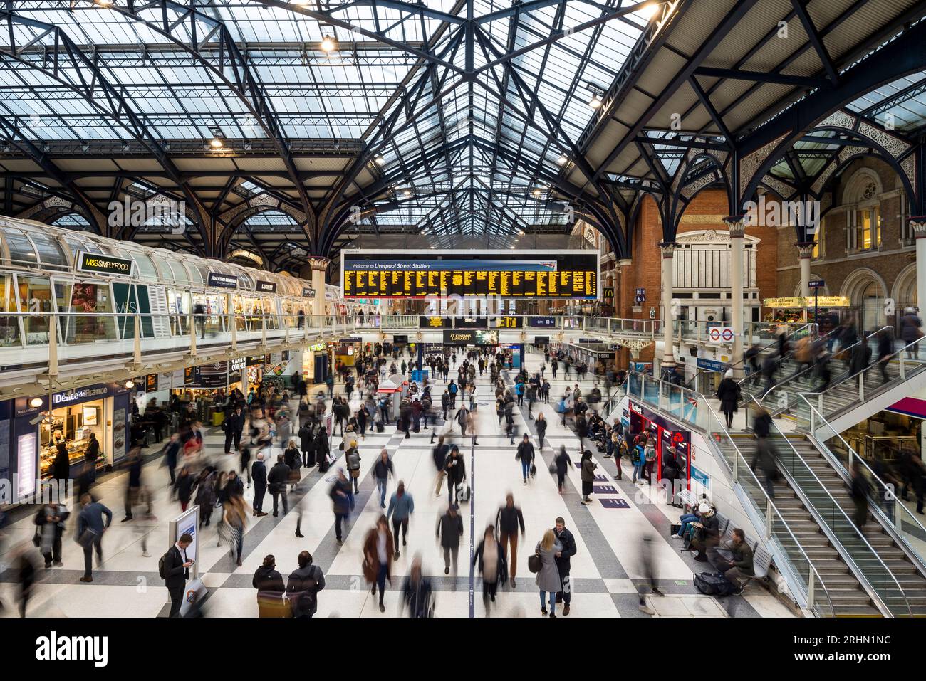 Affollata folla di pendolari mattutini alla stazione di Liverpool Street, nella zona est di Londra, sotto una tettoia di vetro in stile vittoriano. Foto Stock