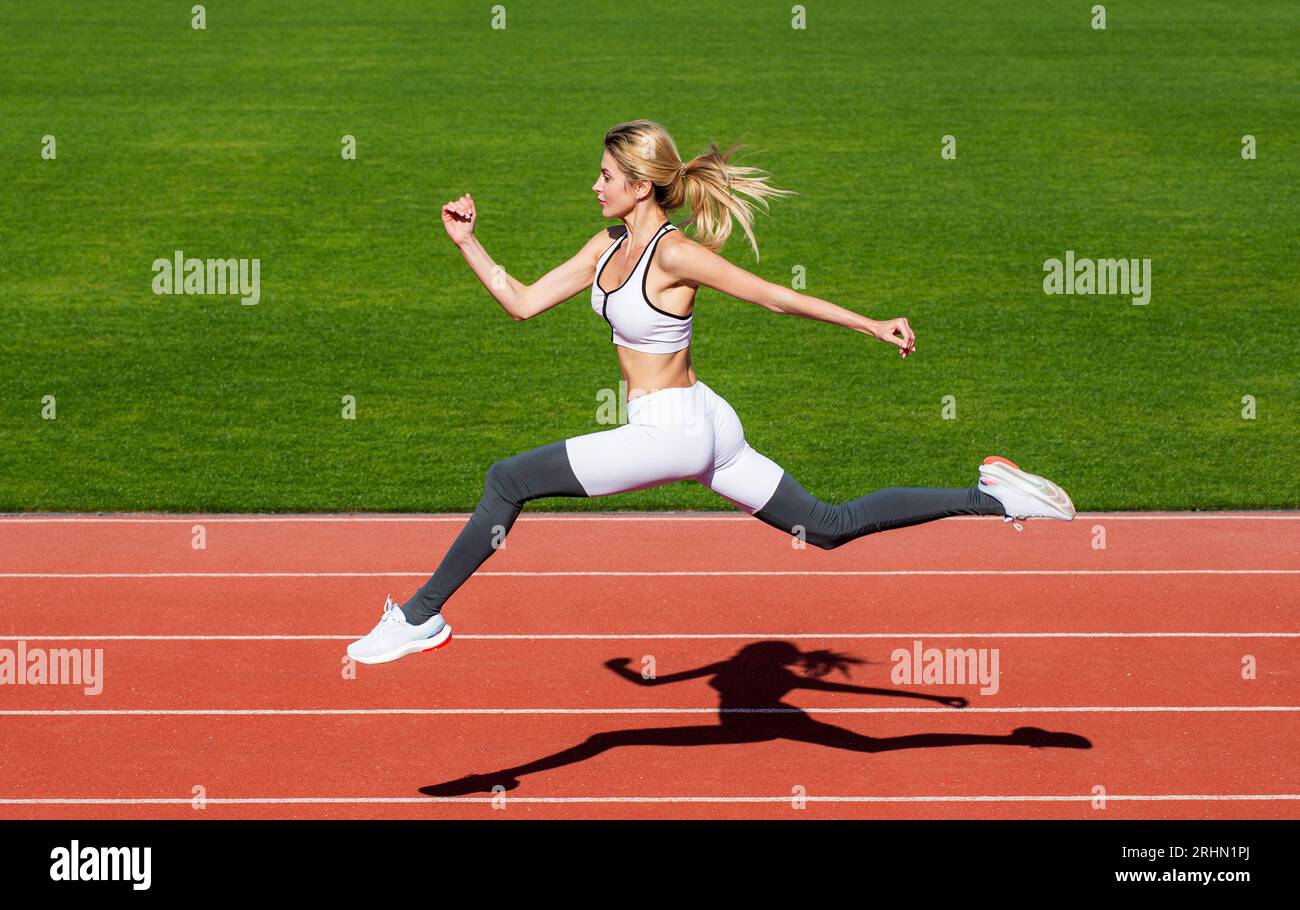 Runner. Sportiva professionista durante la sessione di allenamento. Donna che corre salta sulla pista dello stadio. Donna sportiva con salti sportivi Foto Stock