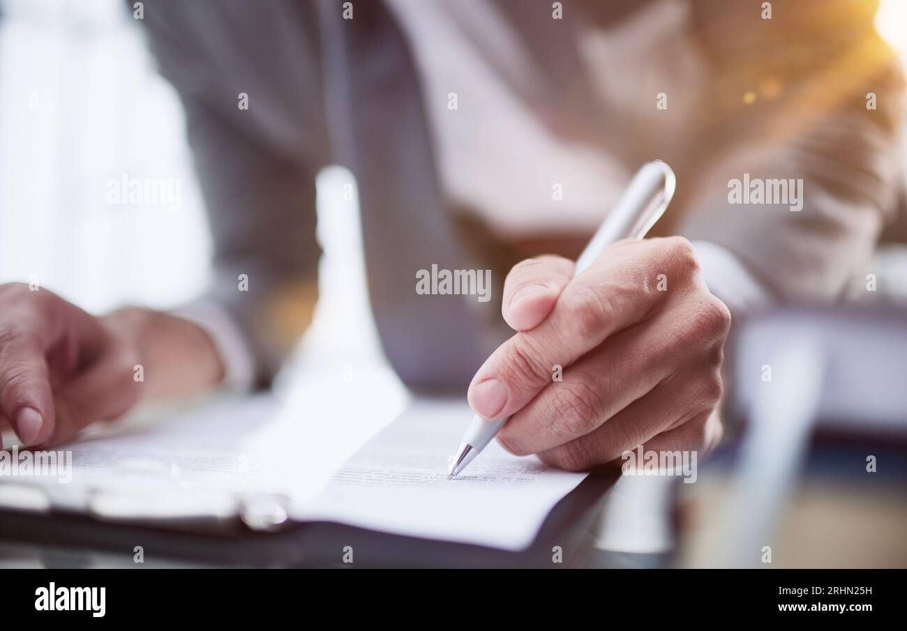 executive ceo manager scrivere note nel notebook sul posto di lavoro. Foto Stock
