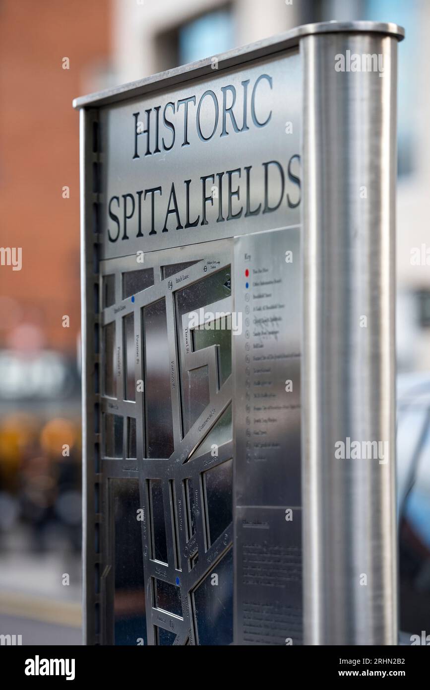 Cartello segnaletico in acciaio inox che segna la storica Spitalfields nella zona est di Londra, un popolare quartiere culturale e commerciale con profonde radici storiche. Foto Stock