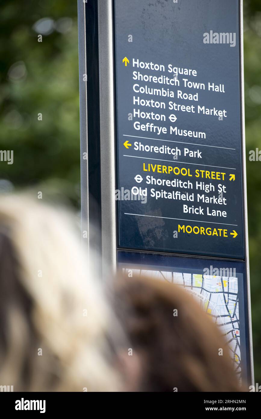 Cartello pedonale a Shoreditch, East London, che indica i luoghi di interesse locali tra cui Brick Lane, Columbia Road e Spitalfields Market. Foto Stock