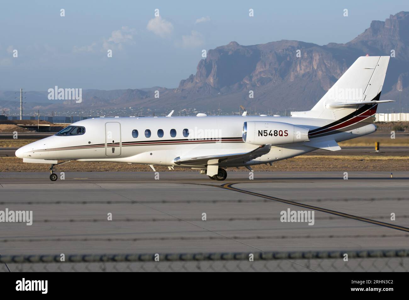 Un business jet Cessna 680 Latitude che rullava sulla rampa dopo l'atterraggio. Foto Stock