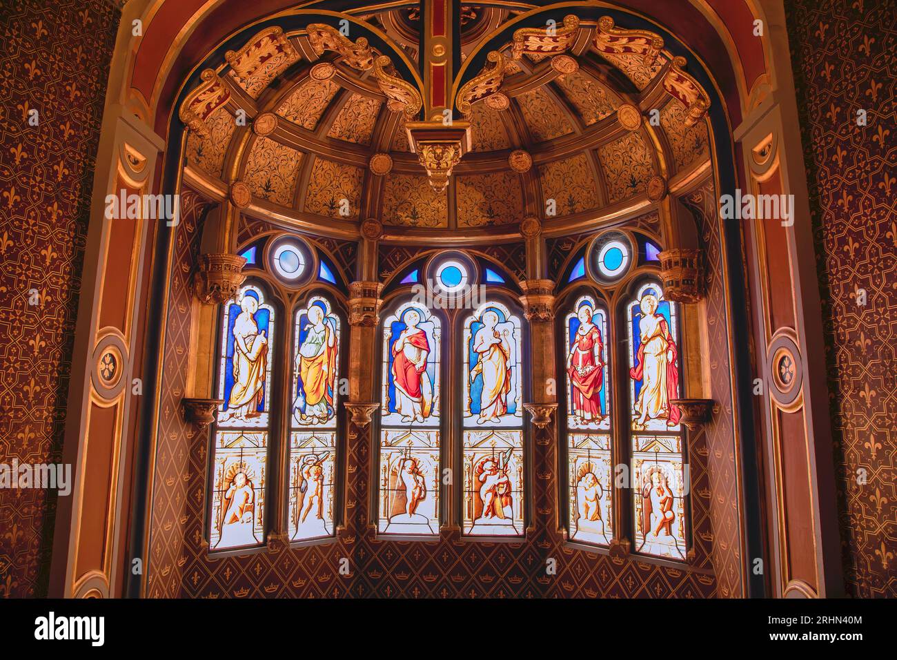L'Oratorio con le sue vetrate colorate all'interno del castello di Blois, Francia Foto Stock