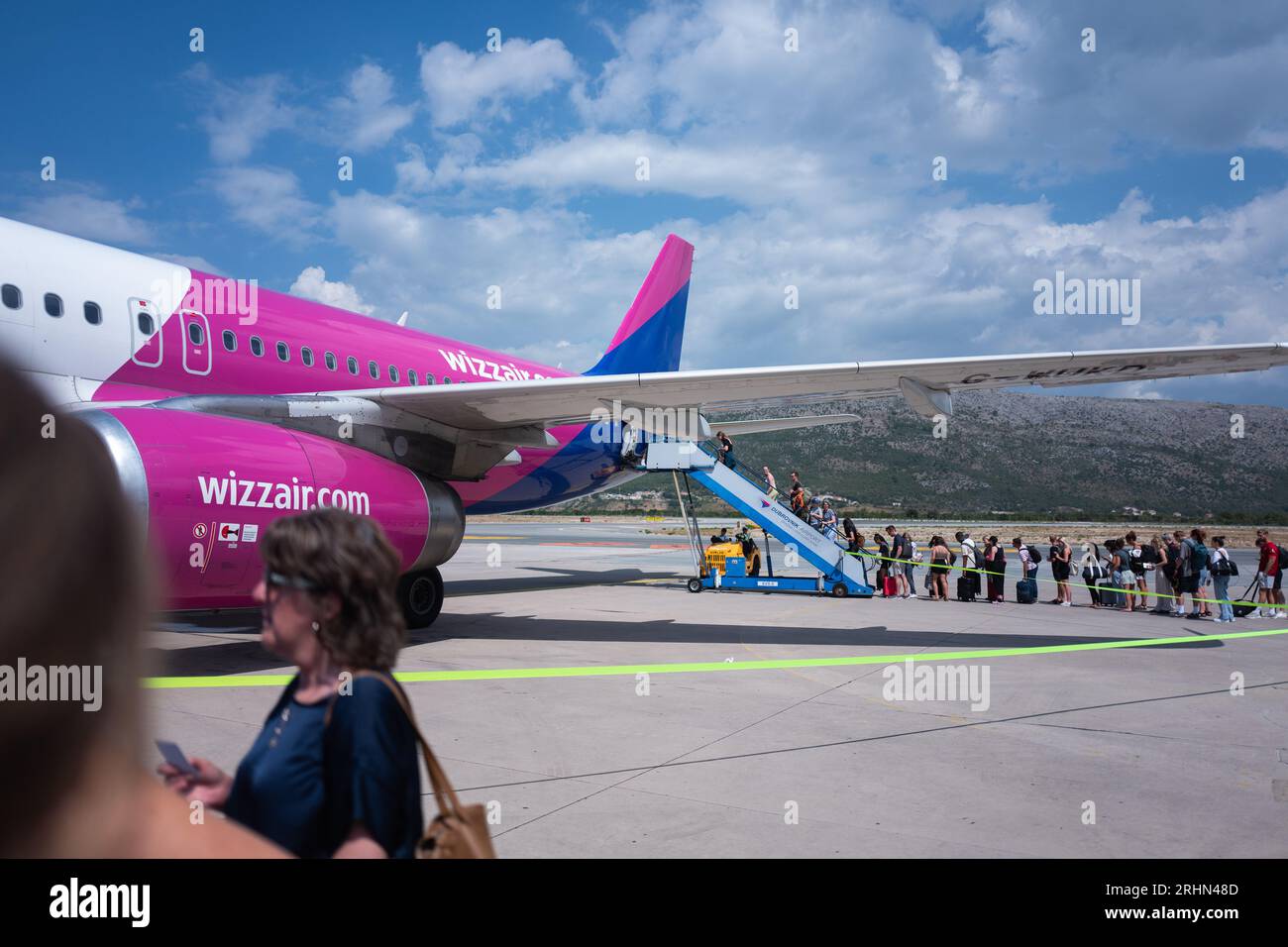 Immagine ©concessa in licenza a Parsons Media. 21/08/2022. Dubrovnik, Croazia. Aereo Wizz Air sull'asfalto dell'aeroporto di Dubrovnik in Croazia. Foto di Andrew Parsons / Parsons Media Foto Stock
