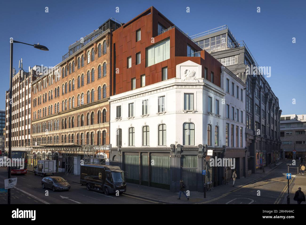 Shoreditch House nella zona est di Londra, un elegante club per i soci e hotel di Soho House, visto dalla strada con una facciata bianca e rossa. Editoriale u Foto Stock