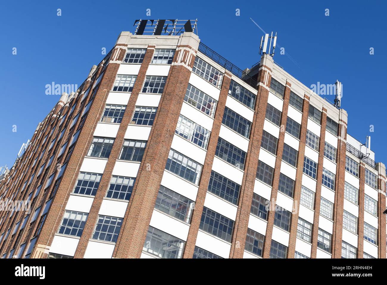 L'iconico Tea Building a Shoreditch, nella zona est di Londra, un magazzino convertito e un centro creativo sotto un cielo azzurro. Foto Stock