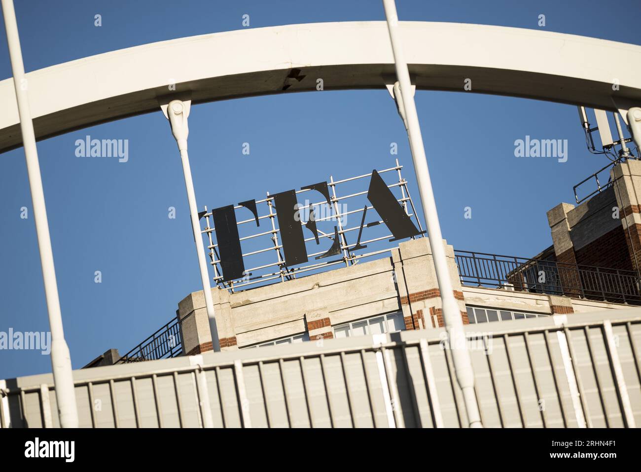 Cartello sul tetto LPA sullo storico Tea Building di Shoreditch, Londra Est, un punto di riferimento per le industrie creative e l'architettura rigenerata dei magazzini Foto Stock