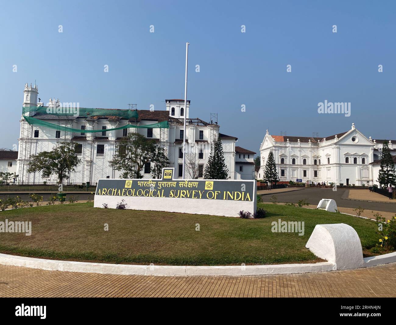 Old Goa, India - gennaio 2023: Cartello "Archeological Survey of India" presso lo storico St Complesso della chiesa di Francesco d'Assisi, patrimonio dell'umanità dell'UNESCO Foto Stock