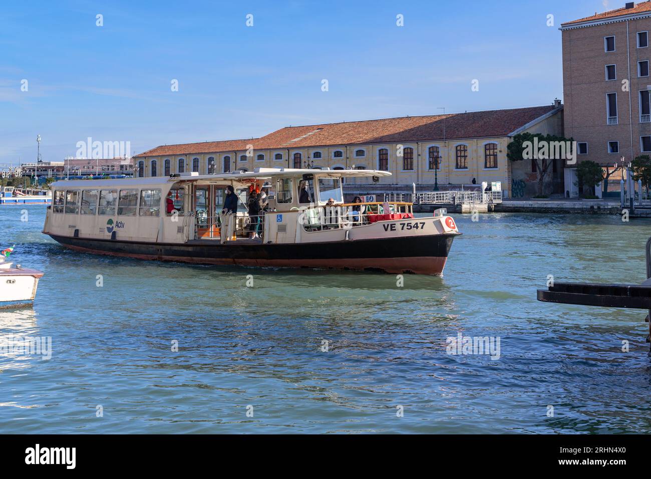 VENEZIA, ITALIA - 12 MARZO 2023: Si tratta di un tram fluviale (vaporetto), un battello navetta, la principale forma di trasporto pubblico nella parte isolana della città. Foto Stock