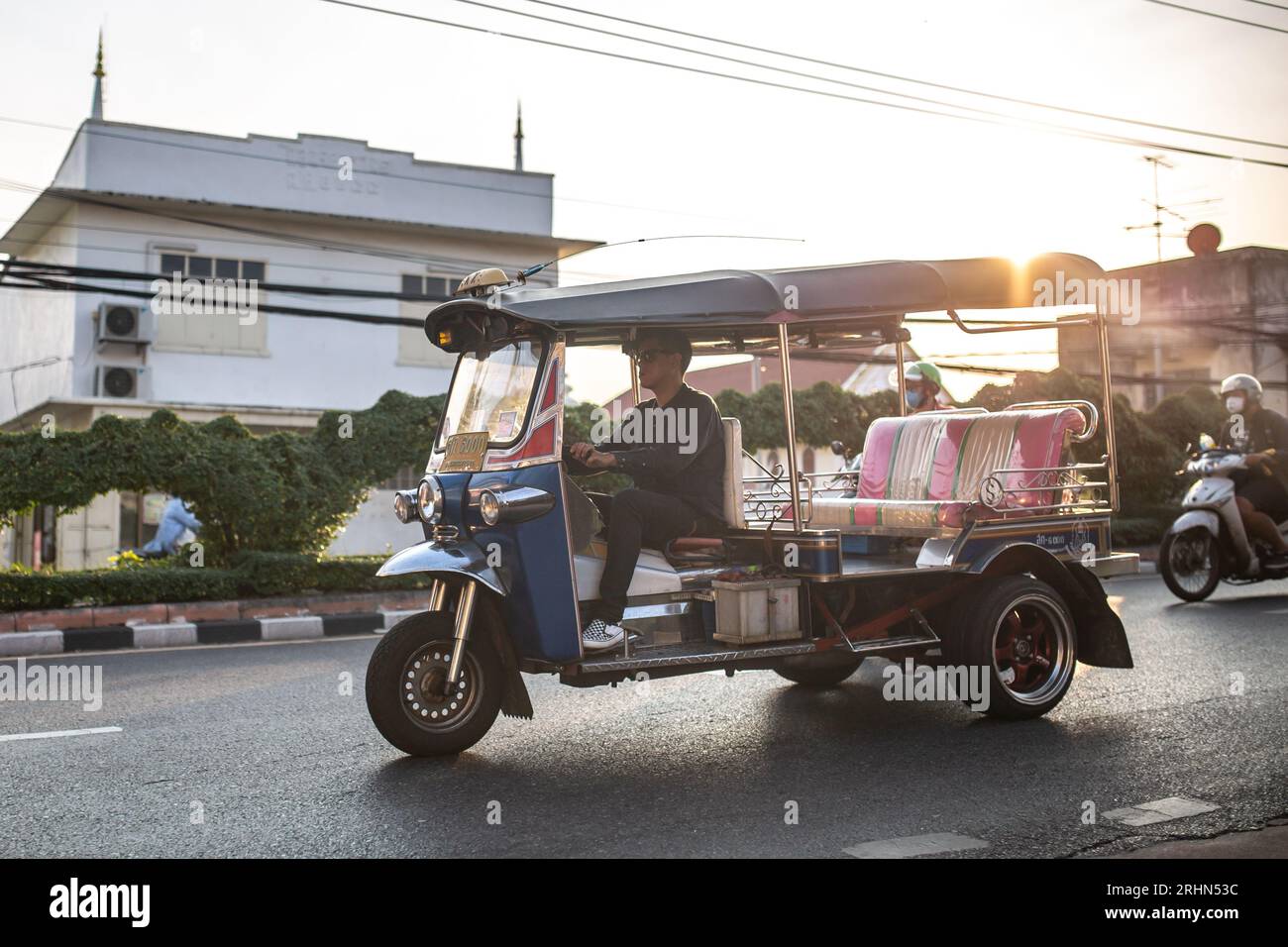 Bangkok, Thailandia - 17 gennaio 2023: Un uomo non identificato viene visto guidare un tuk-tuk per le strade di Bangkok, Thailandia. Foto Stock