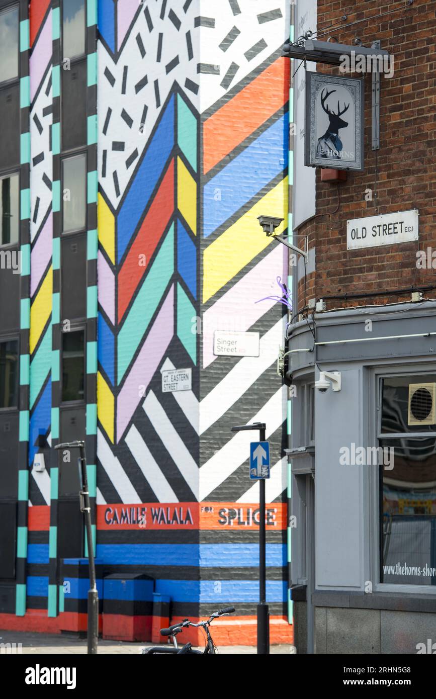 Vista completa del murale di Camille Walala su Singer Street, Shoreditch, Londra, ora rimosso - audace Street art geometrica con ambientazione urbana. Foto Stock