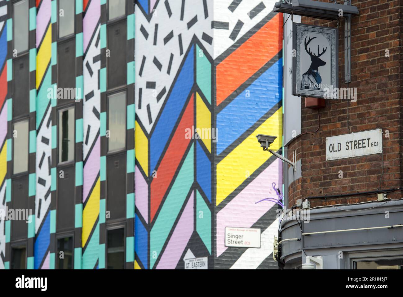 Murale Camille Walala su Singer Street, Shoreditch, East London: Iconica Street art geometrica, ora rimossa. Foto Stock