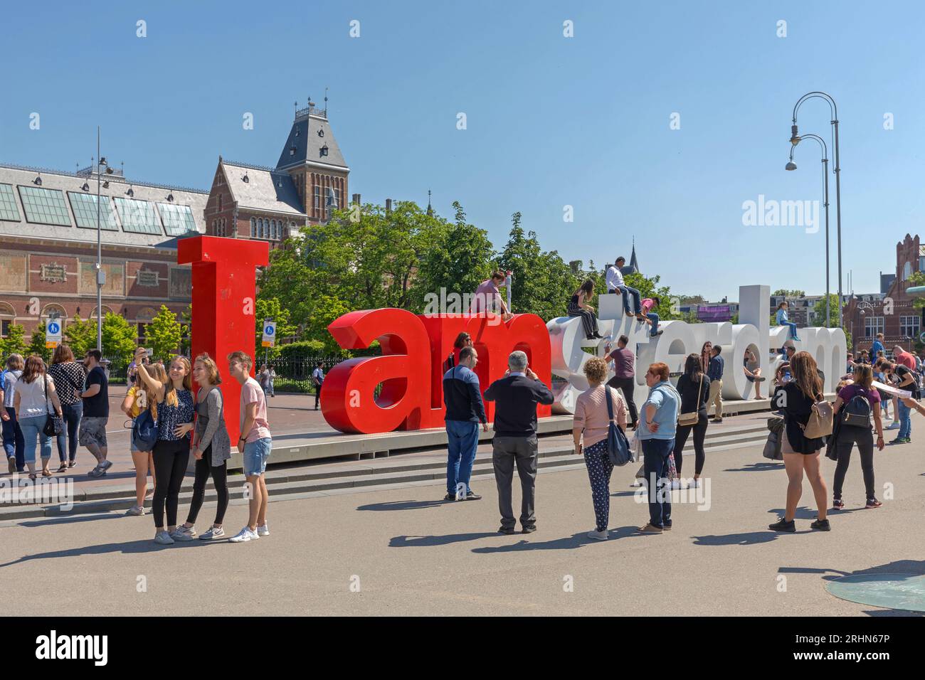 Amsterdam, Paesi Bassi - 15 maggio 2018: Una folla di turisti di fronte all'insegna sono al Rijksmuseum Museum Square, soleggiato giorno di primavera. Foto Stock