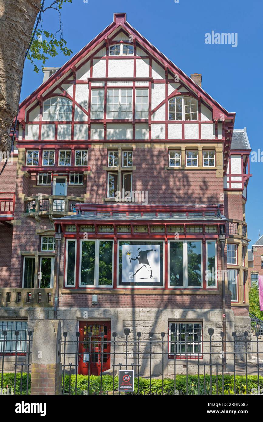 Amsterdam, Paesi Bassi - 15 maggio 2018: Moco Modern Contemporary Street Art Museum Building in City. Foto Stock