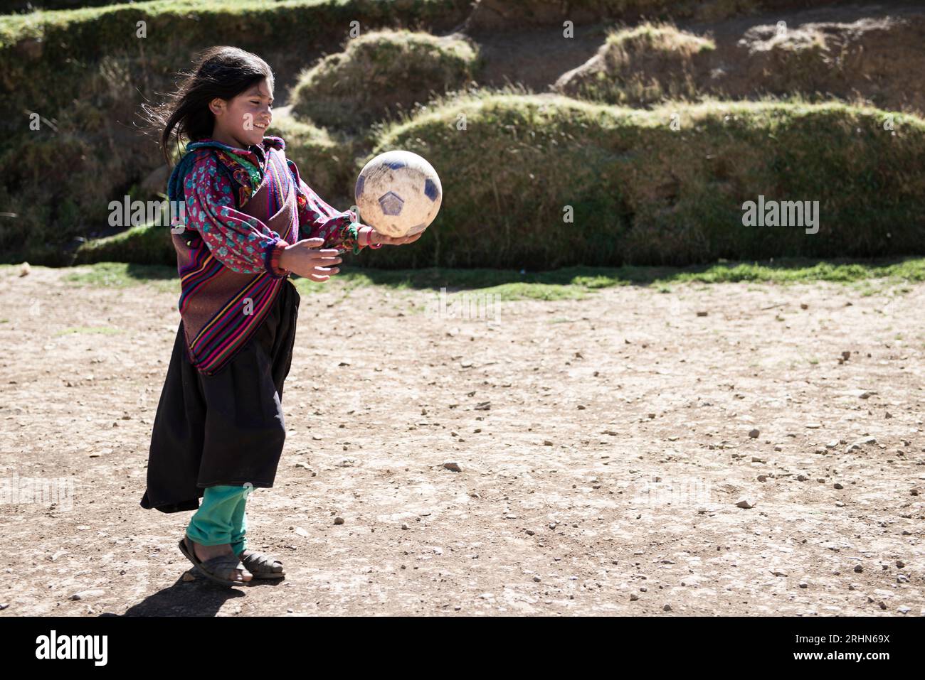 Ragazza andina peruviana che gioca a calcio Foto Stock